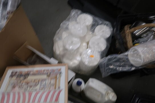 Div. Møbelhunde, skraldespandsstativ samt div. engangsservice m.m.