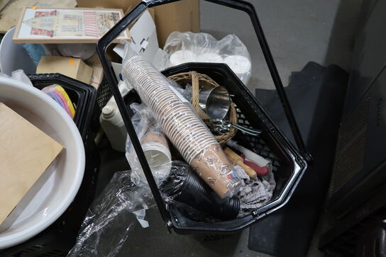 Div. Møbelhunde, skraldespandsstativ samt div. engangsservice m.m.