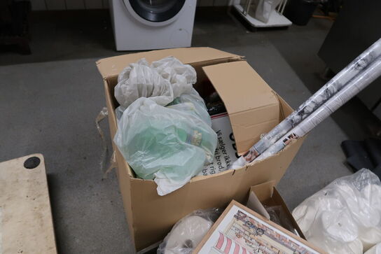 Div. Møbelhunde, skraldespandsstativ samt div. engangsservice m.m.