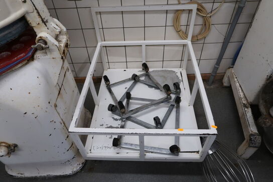 Opbevaringsvogn med indhold