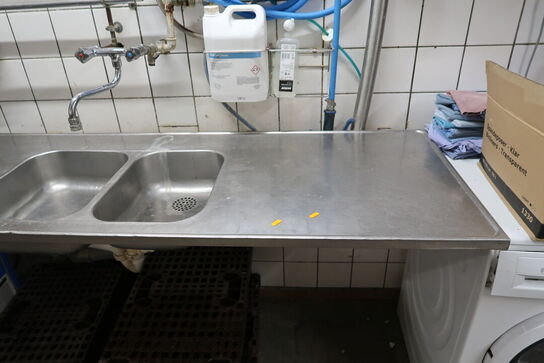 Rustfri stålbord med 2 stk. håndvaske, armatur m.m.