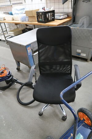 Div. Møbelhunde, skraldespandsstativ samt div. engangsservice m.m.