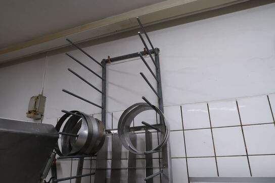 Vægtstativ med 2 stk. væghylder med indhold