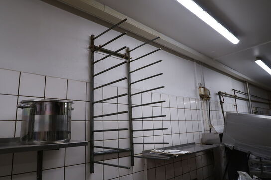 Vægtstativ med 2 stk. væghylder med indhold