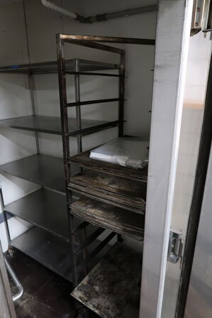 Opbevaringsvogn samt stikvogn med div. Bageplader