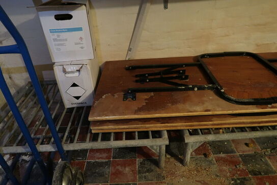 3 stk. klapborde, div. værktøj m.m.