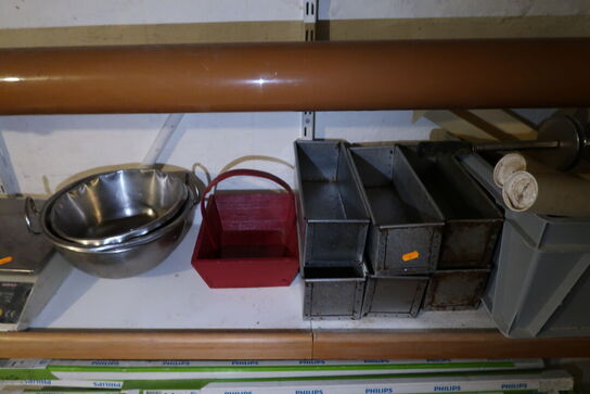 Div. forme, lysstofrør, bageritilbehør m.m.