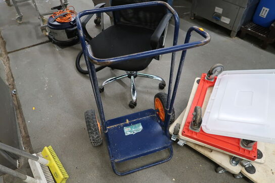 Div. Møbelhunde, skraldespandsstativ samt div. engangsservice m.m.