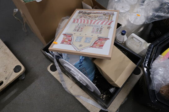 Div. Møbelhunde, skraldespandsstativ samt div. engangsservice m.m.