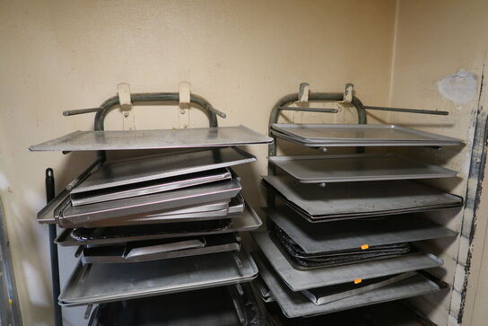 Vægstativ med div. Bageplader, fade og forme