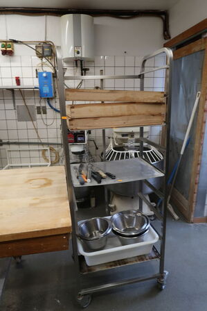 Stikvogn med div. Indhold