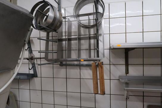 Vægtstativ med 2 stk. væghylder med indhold