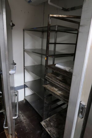 Opbevaringsvogn samt stikvogn med div. Bageplader