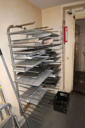 Vægstativ med div. Bageplader, fade og forme