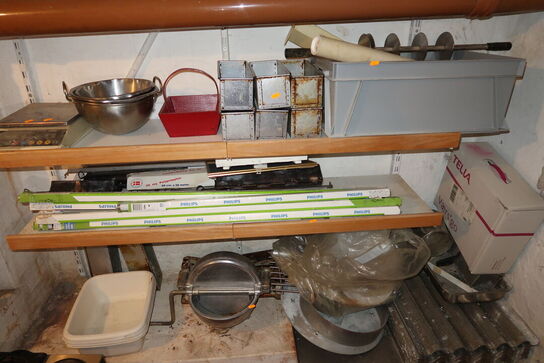 Div. forme, lysstofrør, bageritilbehør m.m.