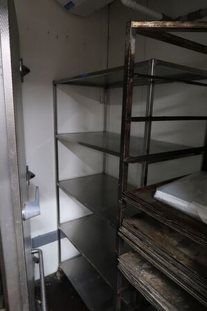 Opbevaringsvogn samt stikvogn med div. Bageplader