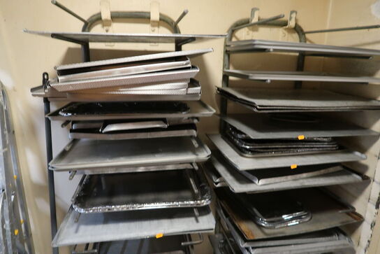 Vægstativ med div. Bageplader, fade og forme