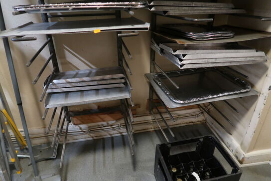 Vægstativ med div. Bageplader, fade og forme