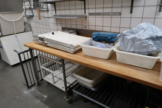 Div. Møbelhunde, skraldespandsstativ samt div. engangsservice m.m.