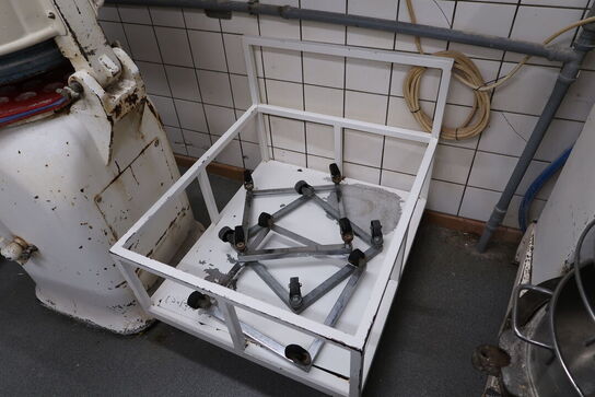 Opbevaringsvogn med indhold