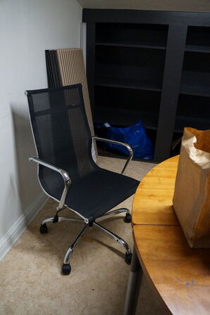 Bord inkl. Stole, fjernsyn, m.v.