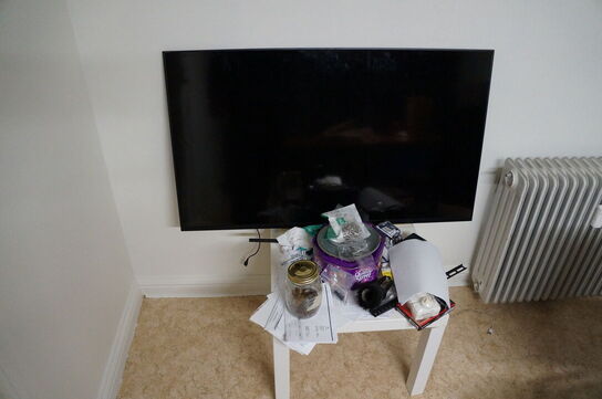 Bord inkl. Stole, fjernsyn, m.v.