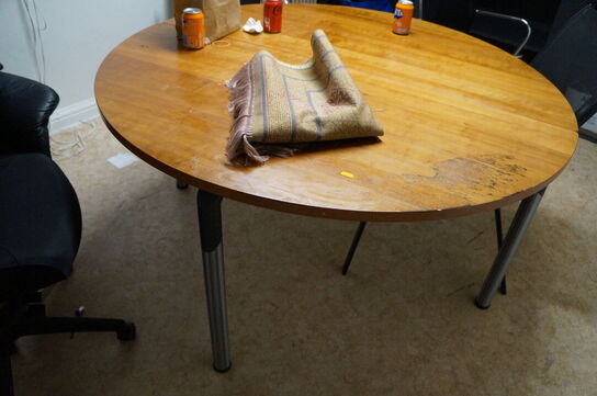 Bord inkl. Stole, fjernsyn, m.v.