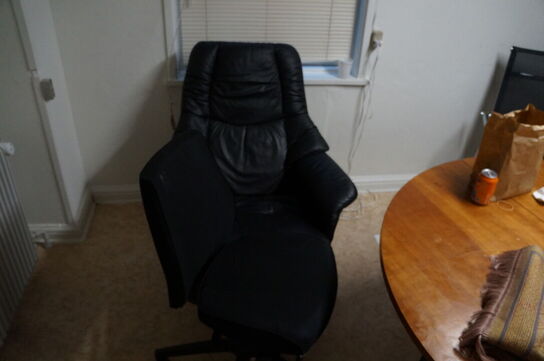 Bord inkl. Stole, fjernsyn, m.v.