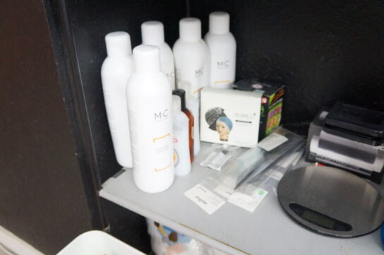 2 stk. reoler med indhold