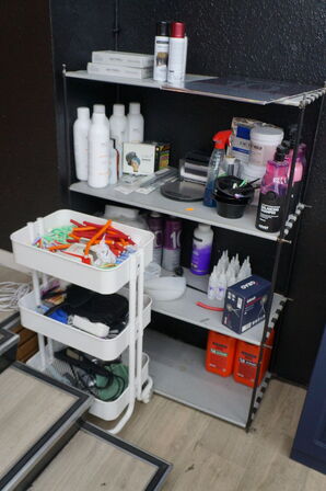 2 stk. reoler med indhold