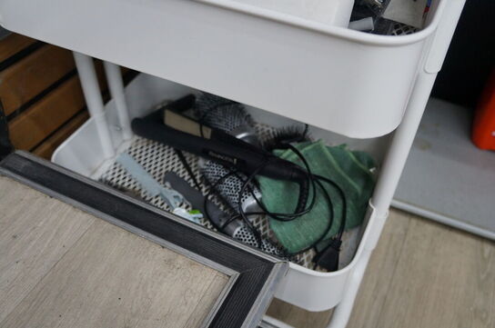 2 stk. reoler med indhold