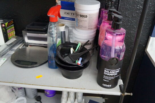 2 stk. reoler med indhold