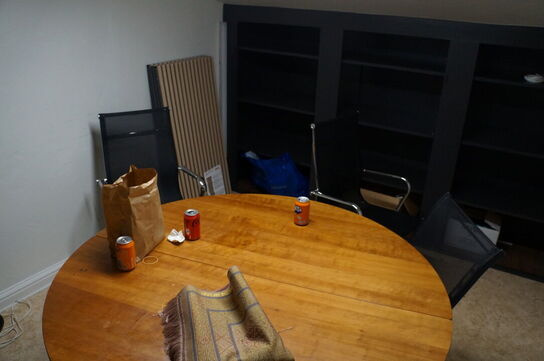 Bord inkl. Stole, fjernsyn, m.v.