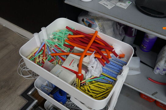 2 stk. reoler med indhold