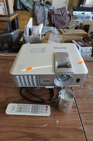 Projektor BENQ inkl. Fjernbetjening