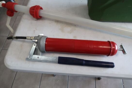 1 stk. fedtsprøjte, 1 stk. pumpe til olietønde, 1 stk. Jerrycan 20l