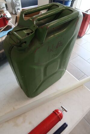 1 stk. fedtsprøjte, 1 stk. pumpe til olietønde, 1 stk. Jerrycan 20l