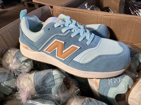 3 Kasser med New Balance Sikkerhedssko Sample Sko. Str 43