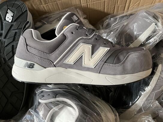 3 Kasser med New Balance Sikkerhedssko Sample Sko. Str 43