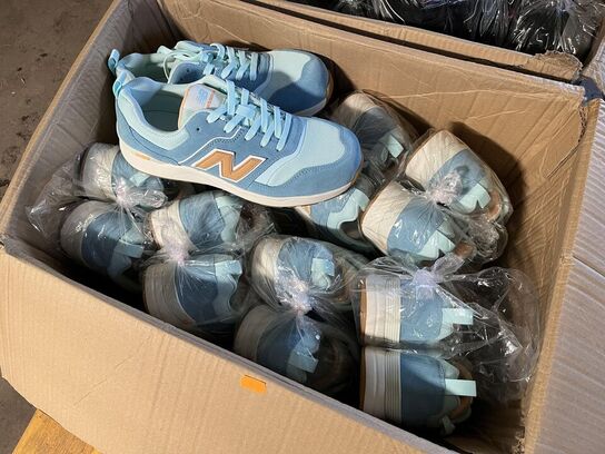 3 Kasser med New Balance Sikkerhedssko Sample Sko. Str 43