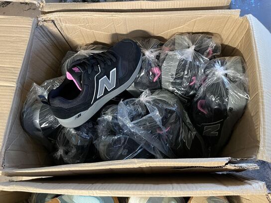3 Kasser med New Balance Sikkerhedssko Sample Sko. Str 43