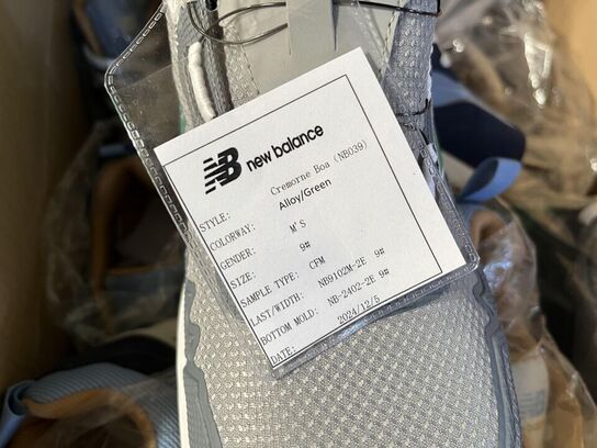 3 Kasser med New Balance Sikkerhedssko Sample Sko. Str 43