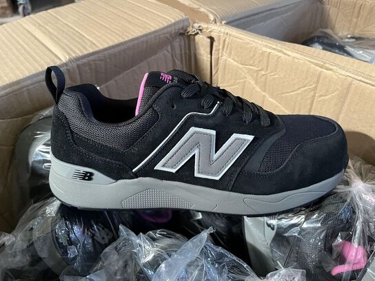 3 Kasser med New Balance Sikkerhedssko Sample Sko. Str 43