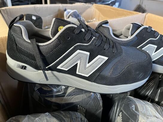 3 Kasser med New Balance Sikkerhedssko Sample Sko. Str 43