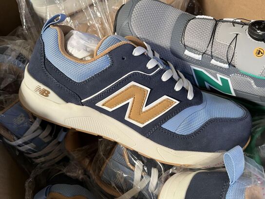 3 Kasser med New Balance Sikkerhedssko Sample Sko. Str 43