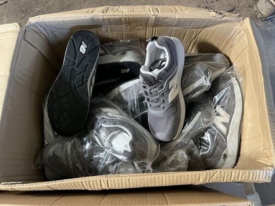 3 Kasser med New Balance Sikkerhedssko Sample Sko. Str 43