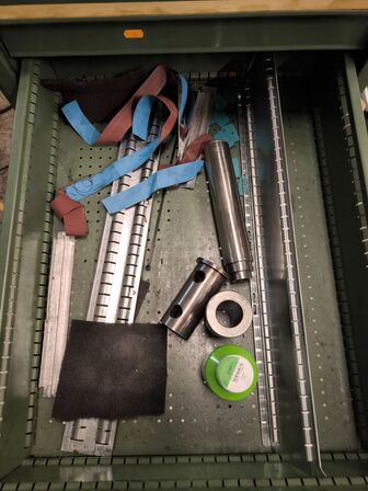 Værkstedsbord med værktøj