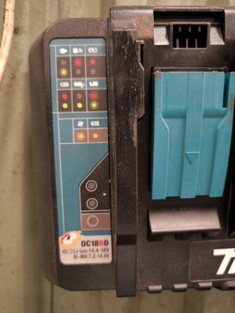 Lader MAKITA