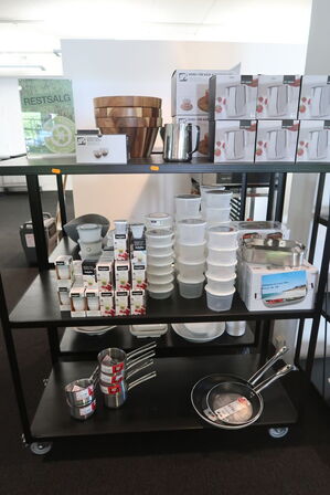 2 stk. reolvogne med indhold