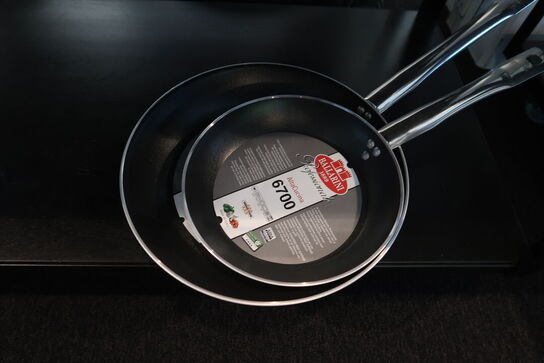 2 stk. reolvogne med indhold